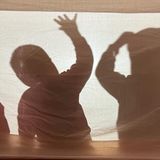 “Il silenzio non protegge”: il grido dei genitori dopo l’orrore al nido. Il 16 una camminata