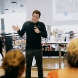 19. ‘Vores gæster ved aldrig, hvad de får’ med Emil Petersen