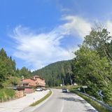 Bomba carta contro un’auto, la follia sul Costo ripresa dalle telecamere