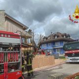 Pasqua con incendio sul tetto di una casa privata. Tre squadre di pompieri per domarlo