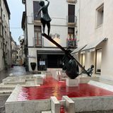 Acqua rossa nella “fontana dei bambini” in centro storico: atto provocatorio o vandalico