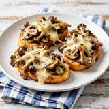 Crostini con funghi e taleggio cremosi