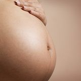 Firmato il patto in favore della maternità. Meloni: “La denatalità è una faccia della decrescita”