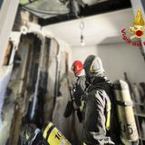 Fiamme nell’intercapedine di una casa in legno: danni ingenti e abitazione inagibile