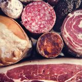L’inganno dei disciplinari: da dove vengono realmente le carni dei salumi IGP