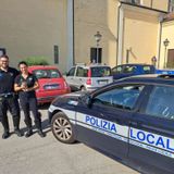 Gattino incastrato in un’auto. Gli agenti smontano il motore per salvarlo