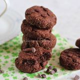 Biscottini golosi al cioccolato in friggitrice ad aria
