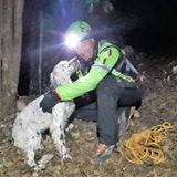 La cagnolina Asia cade nel dirupo per 150 metri. Salvata nel buio dal Soccorso Alpino