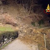 Grossa frana nella notte in zona Sega: intervengono i vigili del fuoco, strada chiusa