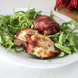 Rotolini di pollo e speck filanti