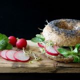 Bagel integrali fatti in casa con tofu marinato e valeriana