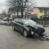 Perde il controllo dell’auto e si schianta contro le barriere pedonali: illeso un 67enne