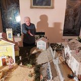 Dagli Ossari all’Arena di Verona, a 91 anni riproduce i luoghi simbolo: “Solo con materiali riciclati”