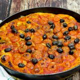 Focaccia barese con patate, pomodorini e olive nere
