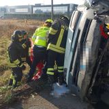 Fiat Ducato fuori controllo, si ribalta sulla pista ciclabile: paura lungo la Sp248