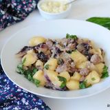 Gnocchi con radicchio e salsiccia
