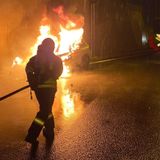 Auto Bmw va a fuoco prima dell’alba lungo la Spv: salva la conducente