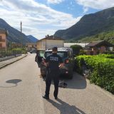 Perde il controllo dell’auto e abbatte contatore del gas, ferita 80enne