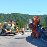 Rullo da tre tonnellate cade in strada dal camion nella rotatoria. Nessun ferito
