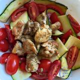Pollo e zucchine croccanti in friggitrice ad aria con salsa di avocado