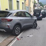 Esce di strada e danneggia auto in sosta e palazzina, poi si dà alla fuga. Rintracciato dagli agenti