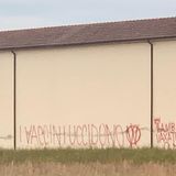 Ignoti imbrattano la muratura esterna del cimitero con lo spray. Sono scritte “No vax”