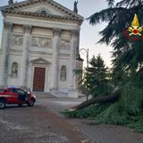 Un grosso ramo si spezza e cade davanti alla Chiesa. Vigili del fuoco a rimuoverlo
