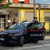 Minaccia la madre con un coltello per i soldi: 27enne arrestato dopo un incubo di tre anni