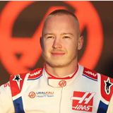 Piloto de F1 quita la bandera de Rusia de su auto