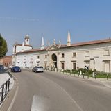 Dalle mani dei bambini, il futuro della memoria: il paese racconta un secolo della scuola che fu