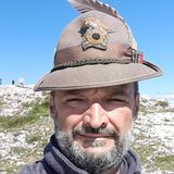 Gli Alpini piangono un amico nella domenica di festa. Addio a 53 anni al direttore del Museo