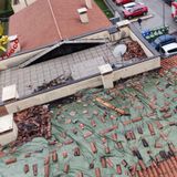 A fuoco due appartamenti e un tetto: residenti in salvo