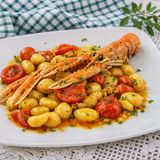 Gnocchi con  scampi e pomodorini