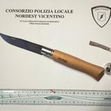 Girava in centro con un coltello e tre involucri di hashish: denunciato un 21enne