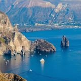 Navigando tra vulcani e acque cristalline il fascino eterno delle Isole Eolie