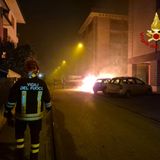 Paura nella notte: distrutta dal fuoco un’auto ibrida. In salvo il veicolo parcheggiato vicino