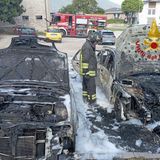 Incendio al ‘Bivio’: in fiamme due auto, danneggiato un van