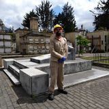 “Velones con alfileres, cabezas de ajos y mariachis”: historias del sepulturero más antiguo de Bogotá