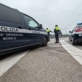 Fermato per la revisione scaduta, non aveva mai conseguito la patente