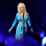 “Le monde est beaucoup moins lumineux” : politiques et artistes américains saluent la mémoire de Dolly Parton, “une des plus grandes artiste