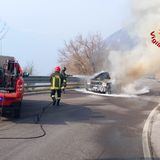 Il fuoristrada si incendia fra i tornanti, pompieri in azione sul Costo