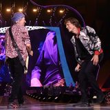Rolling Stones: interrotto il tour a causa del contagio da covid di Jagger. Raccontiamo poi la storia e il significato di "Beast of Burden".