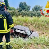 Frontale fra auto, finisce nel fossato. Grave una donna salvata fra le lamiere