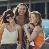 Series en marzo: Un asesinato en República Dominicana, caos en Barcelona y cowboys en los Navy Seals