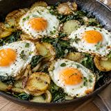 Patate, spinaci e uova in padella: la cena contadina semplice e gustosa