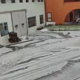 Grandinata in Altopiano, in strada una colata di acqua e ghiaccio