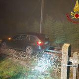 Auto sui binari a causa della nebbia, intervengono i vigili del fuoco: nessun ferito
