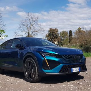 Peugeot 408 GT Hybrid 225 e-EAT8 – L'evoluzione del Crossover
