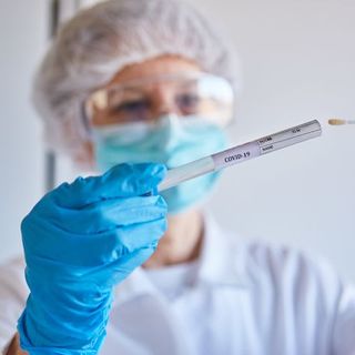Il Governo pensa di ridurre la quarantena per i vaccinati. Nelle ultime ore oltre 30mila positivi