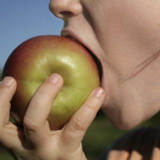 Perché è così difficile far mangiare la frutta ai bambini?
